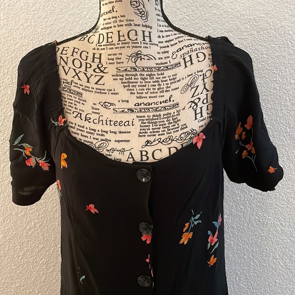 Lightly worm Volcom dress! Great for summer! 🌺 - Picture 2 of 4